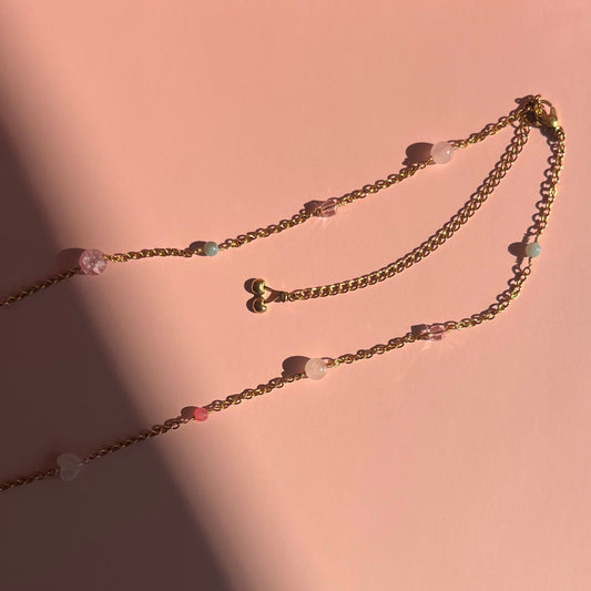 gros plan sur le fermoir de la chaine de taille avec son charm cerise