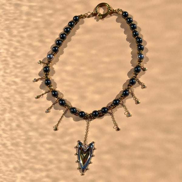 collier ras-du-cou en hématite, cascade de strass upcyclées et pendentif central coeur doré et argenté en acier inoxydable