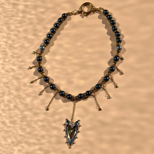 collier ras-du-cou en hématite, cascade de strass upcyclées et pendentif central coeur doré et argenté en acier inoxydable