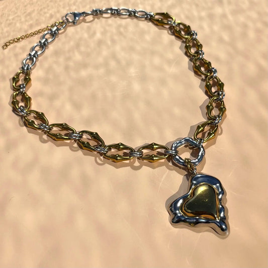 collier en acier inoxydable, mélange d'anneaux dorés et argenté et coeur "fondu" argenté coeur doré