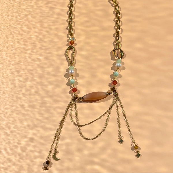 collier long en pierres fines : agate, cornaline, amazonite mat et brillante, oeil de tigre et perles de culture. Formes en acier inoxydable et charms lune et étoiles