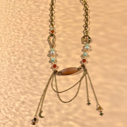 collier long en pierres fines : agate, cornaline, amazonite mat et brillante, oeil de tigre et perles de culture. Formes en acier inoxydable et charms lune et étoiles