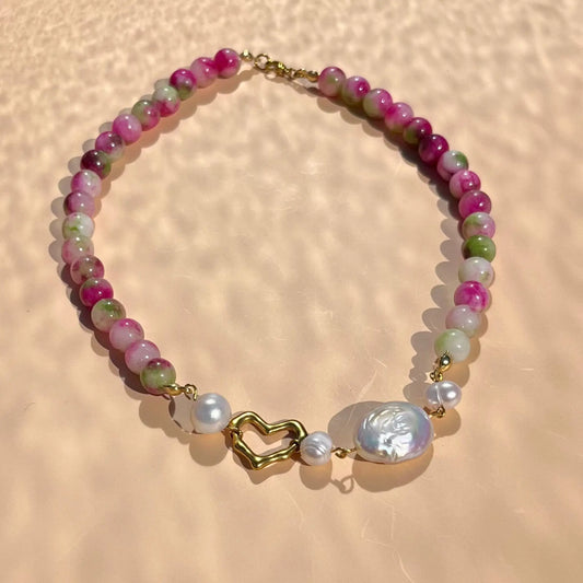 collier en perles d'agate panachées blanc, vert, rose, avec centre en perles de culture et coeur en acier inoxydable