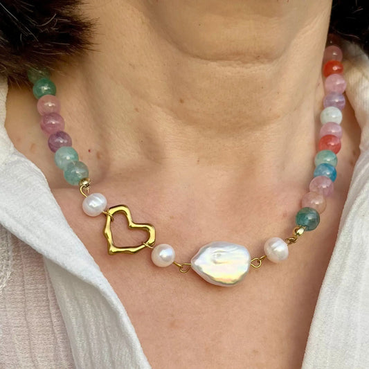 Collier avec plusieurs nuances de bleu et de rose, coeur en acier inoxydable et perles de culture au centre