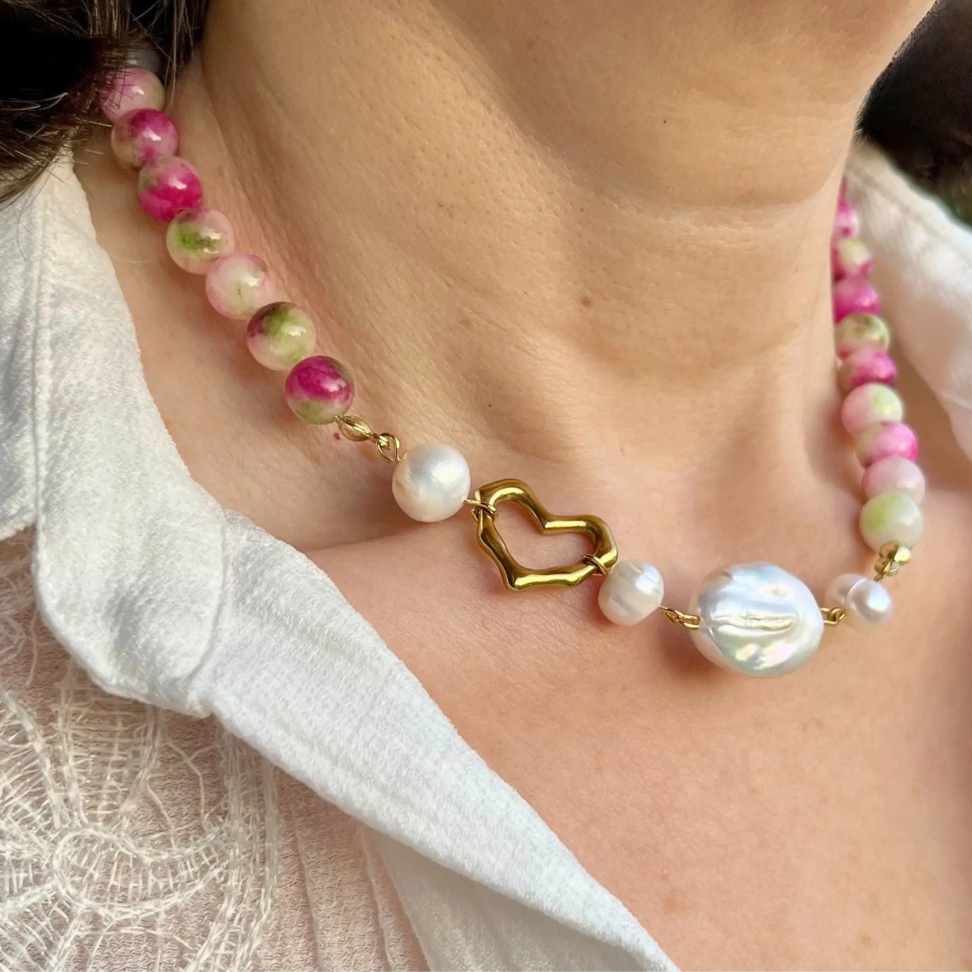 Collier centre en perles de culture et contour en perles d'agate mouchetées vert rose et blanc
