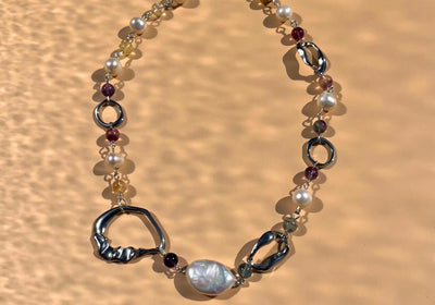 Collier en fluorite, perles de culture et formes organiques en acier inoxydable argenté