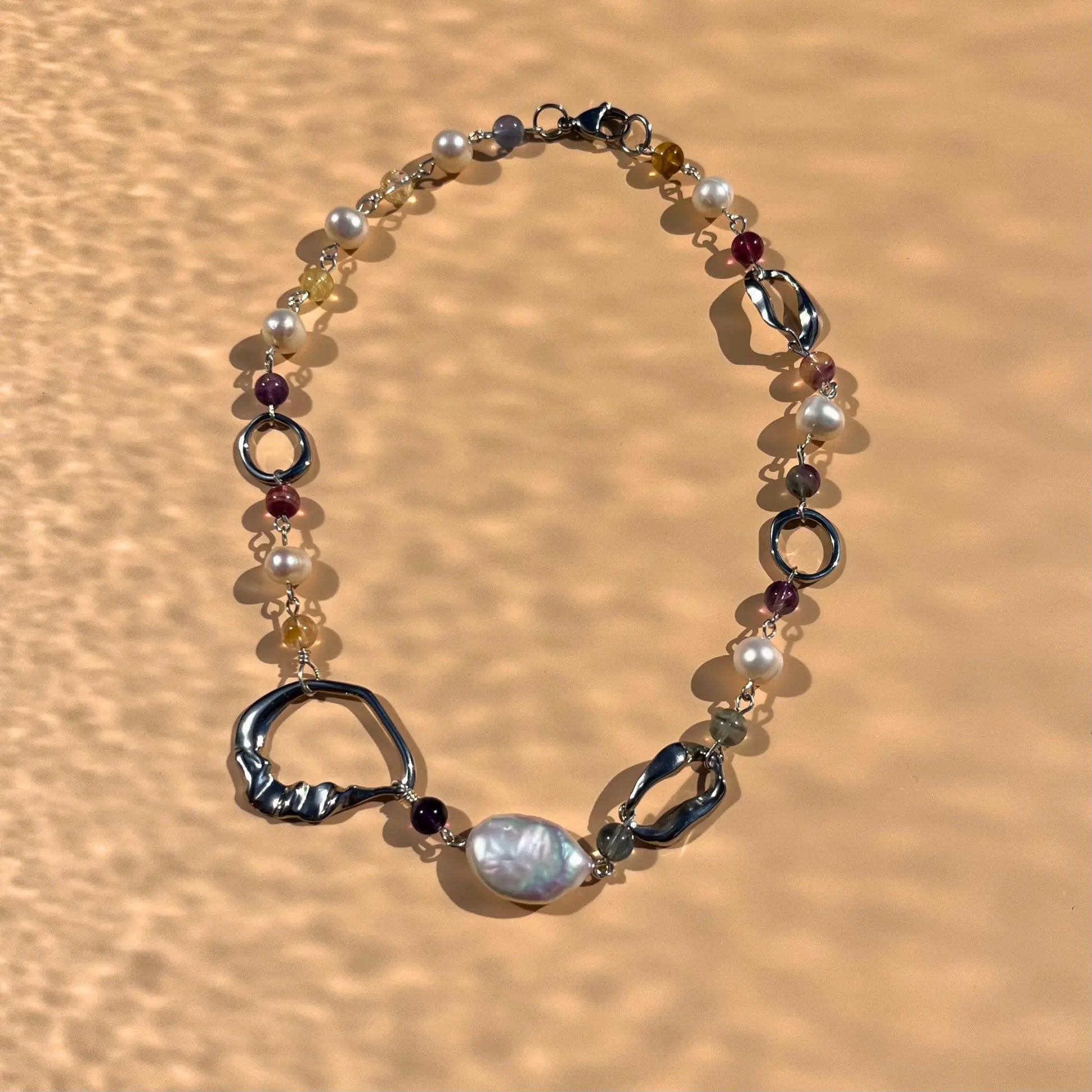 Collier en fluorite, perles de culture et formes organiques en acier inoxydable argenté