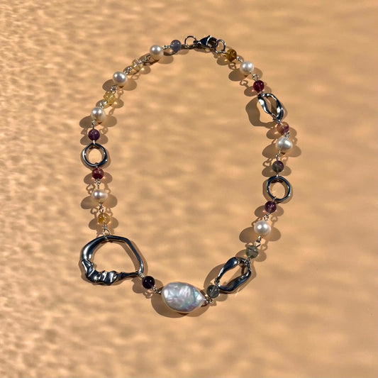 Collier en fluorite, perles de culture et formes organiques en acier inoxydable argenté
