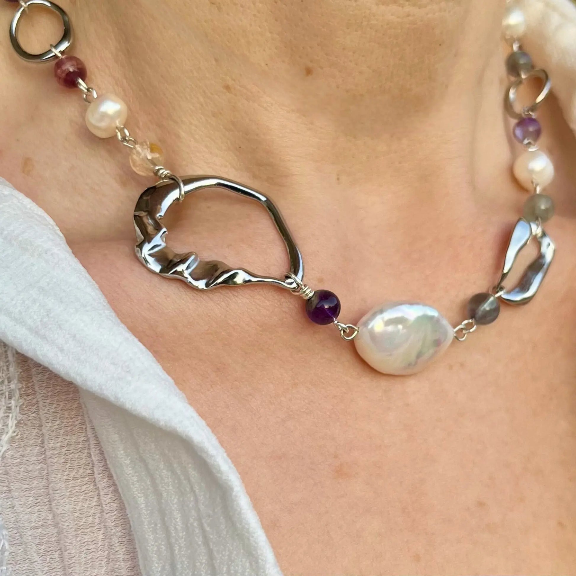 collier en fluorite et perles de culture, formes organiques argentée en acier inoxydable