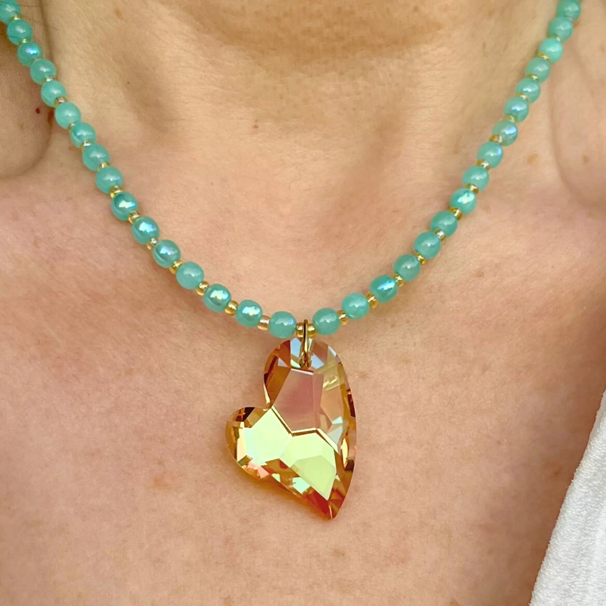 Collier pendentif coeur jaune en verre, perles de verre bleues et perles de rocaille upcyclées