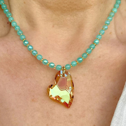 Collier pendentif coeur jaune en verre, perles de verre bleues et perles de rocaille upcyclées
