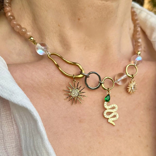 collier à charms serpent et deux soleils, en pierre de soleil, formes organiques en acier inoxydable et perles de verre irisées