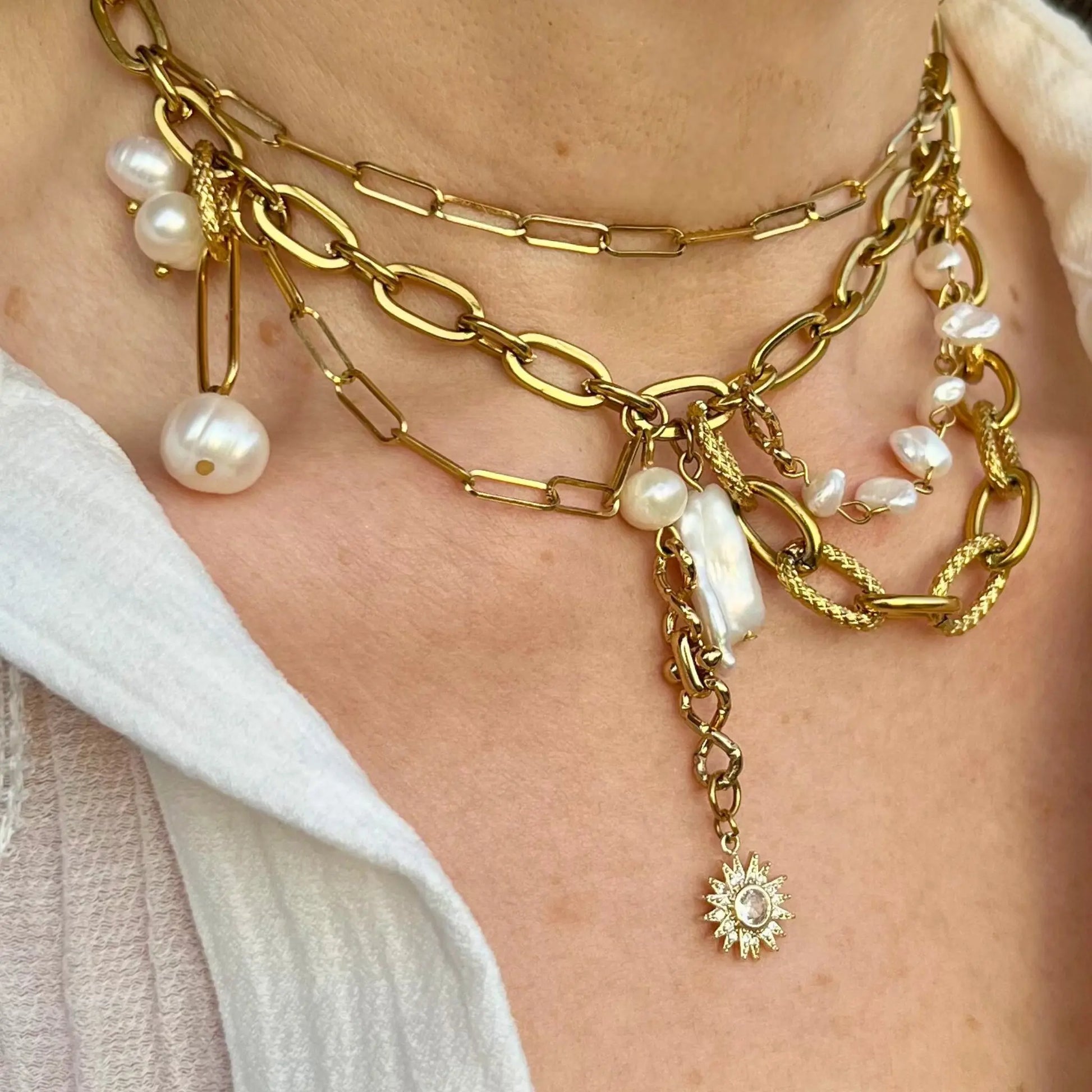 Collier multirang de chaines en acier inoxydable et perles de culture, breloque soleil