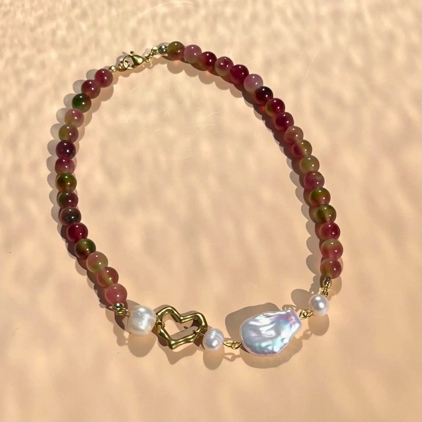 collier en agate panaché rose et vert, perles de culture et coeur en acier inoxydable