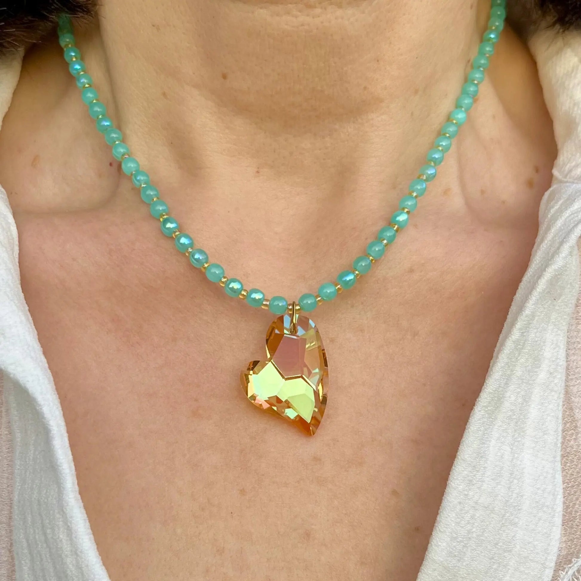 Collier perles de verre bleues, coeur en verre jaune et perles de rocailles upcyclées jaunes