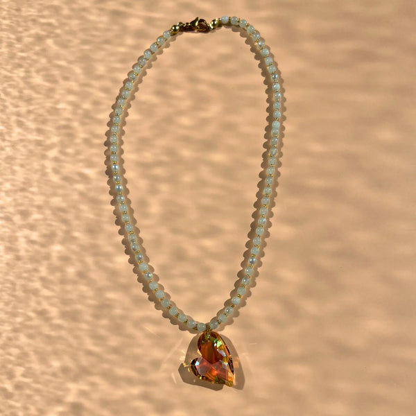 collier en perles mint en verre et perles de rocaille upcyclées jaunes, pendentif coeur en verre jaune, fermoir en acier inoxydable