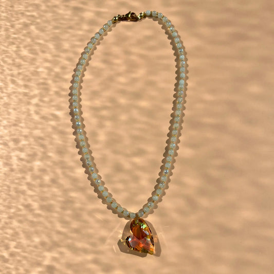 collier en perles mint en verre et perles de rocaille upcyclées jaunes, pendentif coeur en verre jaune, fermoir en acier inoxydable