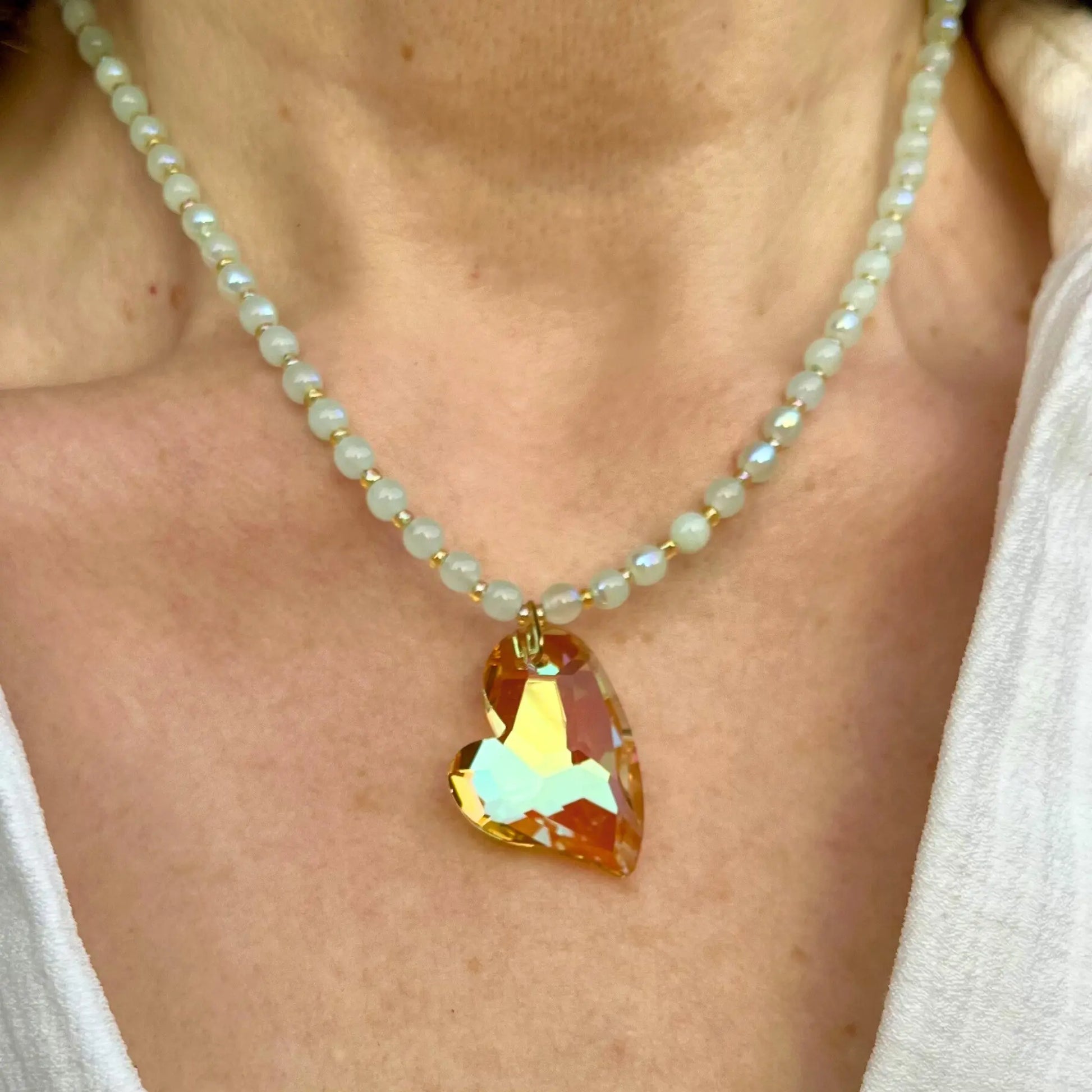 Collier en perles de verre mint et coeur en verre jaune, perles de rocaille jaune upcyclées