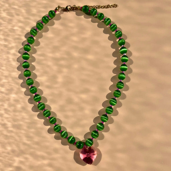 collier en perles oeil de chat verte et perles de rocaille upcyclées roses. Pendentif coeur en cristal Swarovski
