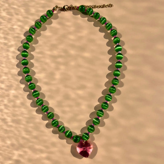 collier en perles oeil de chat verte et perles de rocaille upcyclées roses. Pendentif coeur en cristal Swarovski