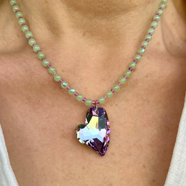 collier en perles de verre mint et perles de rocailles violettes upcyclées, coeur facetté en verre violet