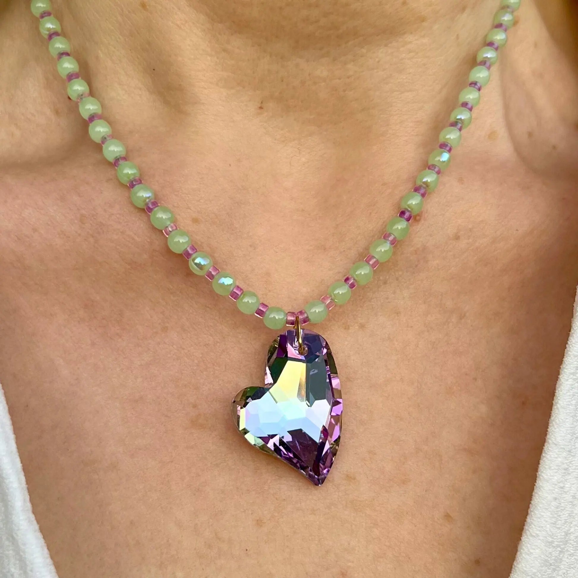 collier en perles de verre mint et perles de rocailles violettes upcyclées, coeur facetté en verre violet
