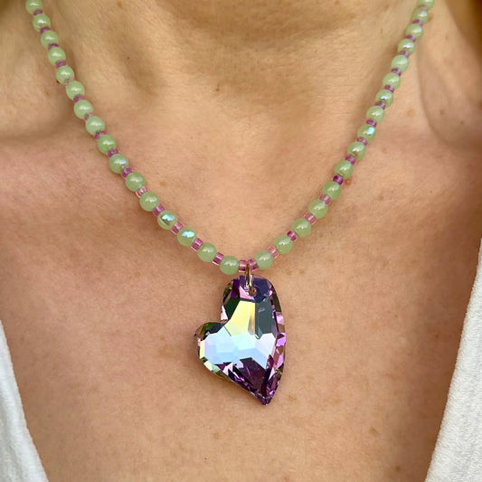 collier en perles de verre mint et perles de rocailles violettes upcyclées, coeur facetté en verre violet