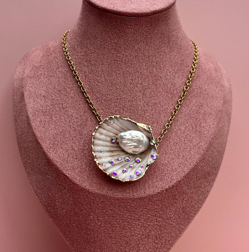 Collier en acier inoxydable, coquillage central strassé à la main et perle de culture