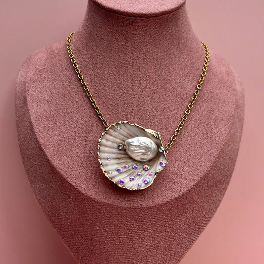 Collier en acier inoxydable, coquillage central strassé à la main et perle de culture