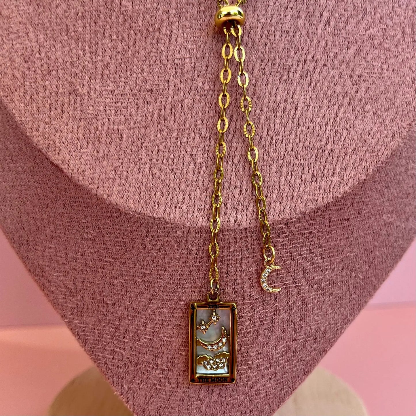 Zoom sur le breloque carte de tarot lune et le charm lune du collier