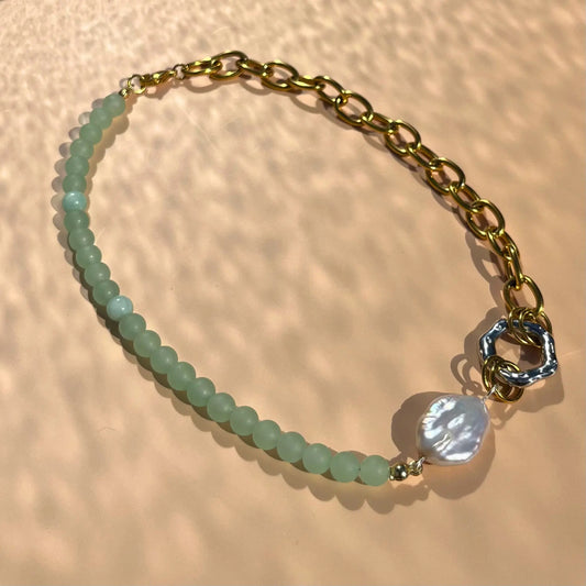Collier avec une moitié en amazonite mat et l'autre moitié en acier inoxydable. Centre du collier avec une grosse perle de culture et un anneau en acier inoxydable argenté