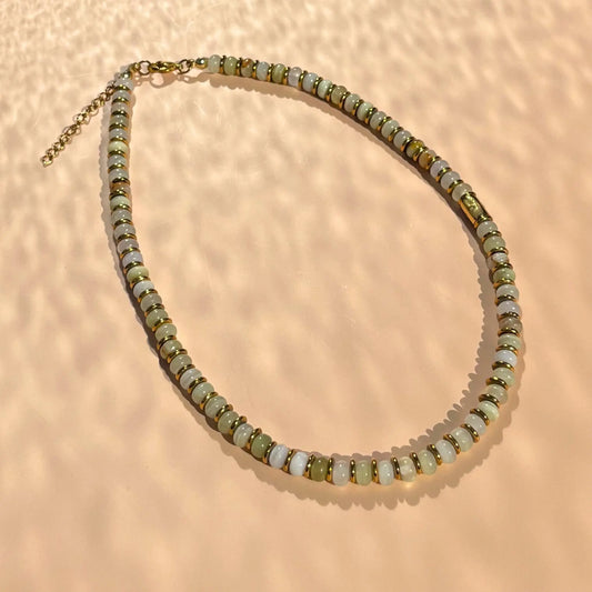 collier en perles rondelles en jade et disques en hématite, détail perle tube oeil protecteur