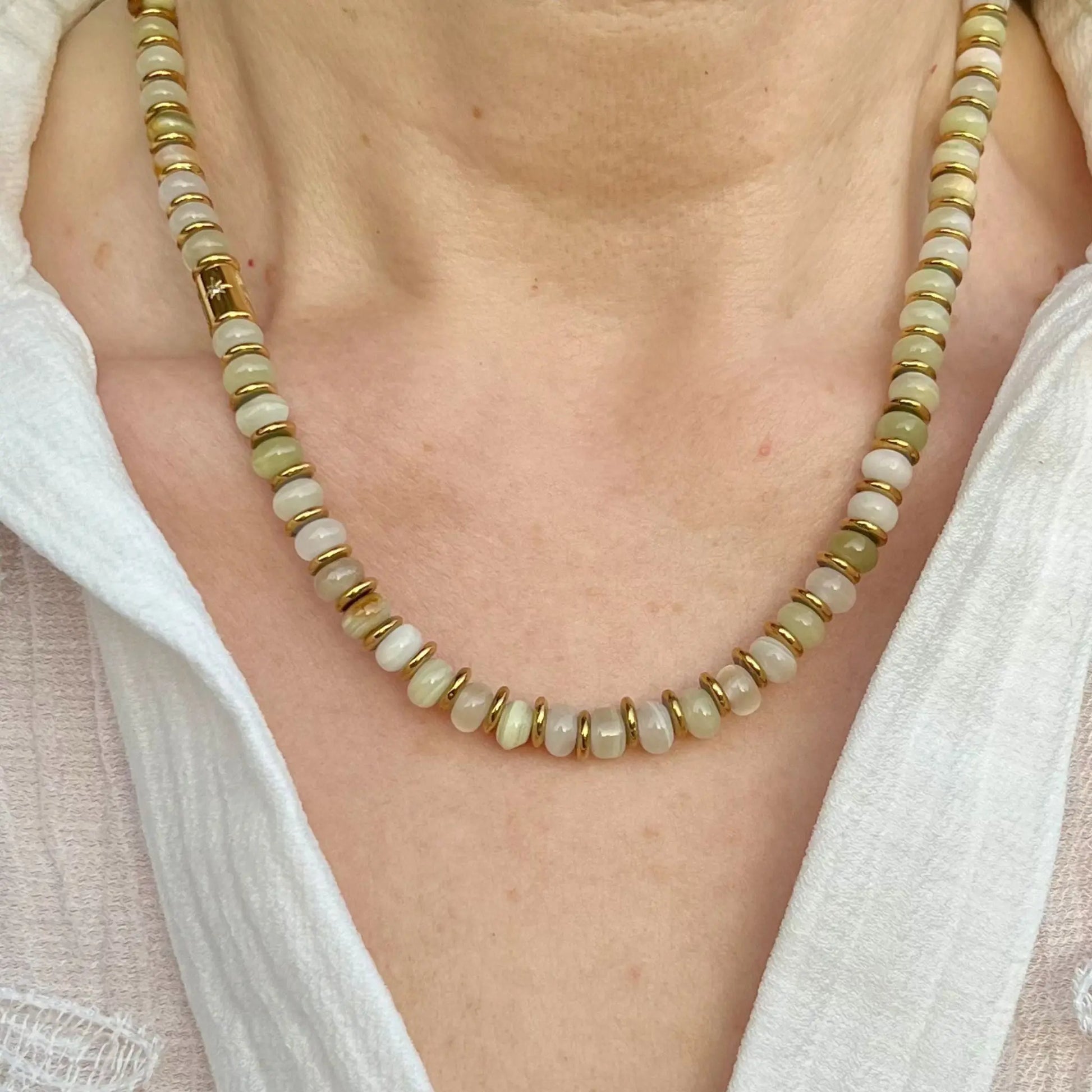 aperçu porté du collier en jade et hematite fait main dans le sud-est de la France