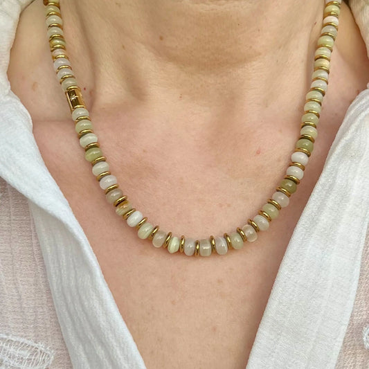 aperçu porté du collier en jade et hematite fait main dans le sud-est de la France