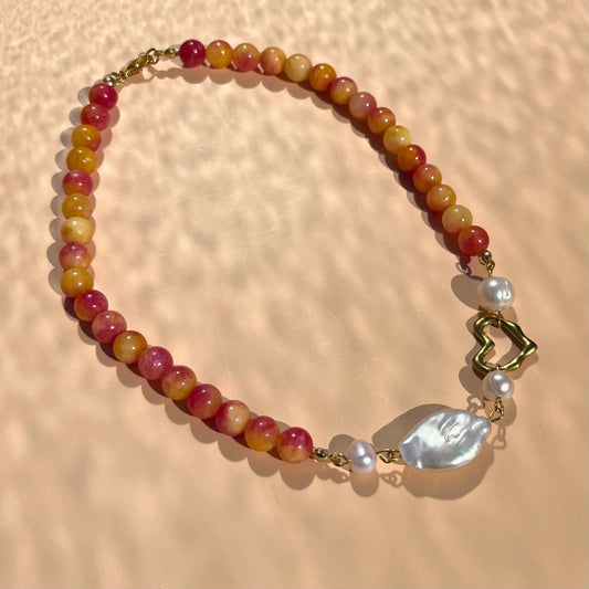 collier en perles d'agate jaune-orangé, centre asymétrique en perles de culture et coeur en acier inoxydable