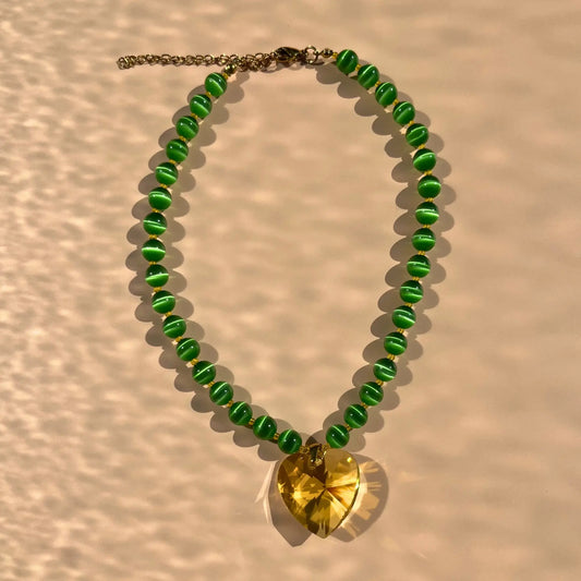 collier en perles de verre oeil de chat vertes, perles de rocaille jaunes et coeur en cristal swarovski
