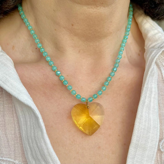 Collier en perles de vert bleues, perles de rocaille jaunes upcyclées et coeur cristal swarovski jaune