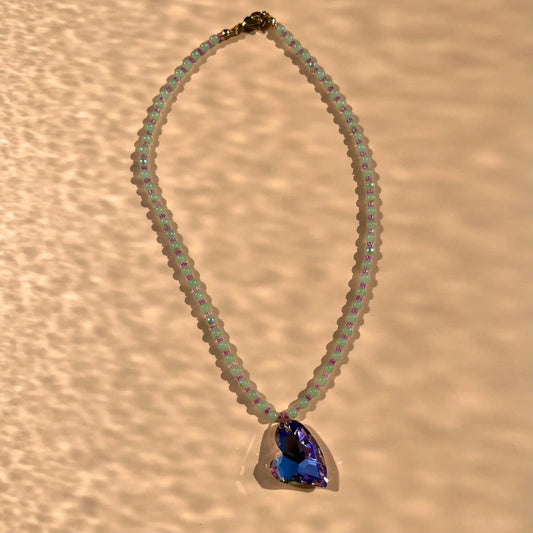 collier pendentif coeur violet aux reflets bleus, perles mint, matière : verre et fermoir en acier inoxydable