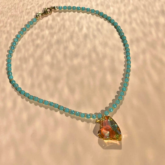 collier en perles de verre bleues et perles de rocaille upcyclées jaunes, pendentif coeur facetté jaune