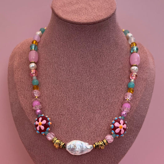 collier en perles upcyclées bleues et roses et perle de culture