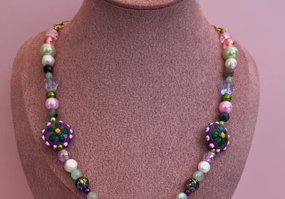 Collier en perles et pierres fines, couleurs rose, violet, vert