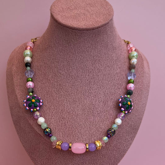 Collier en perles et pierres fines, couleurs rose, violet, vert