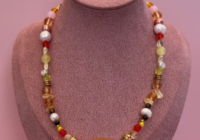 Collier en perles tons orangés marron jaune