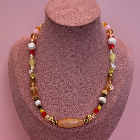 Collier en perles tons orangés marron jaune