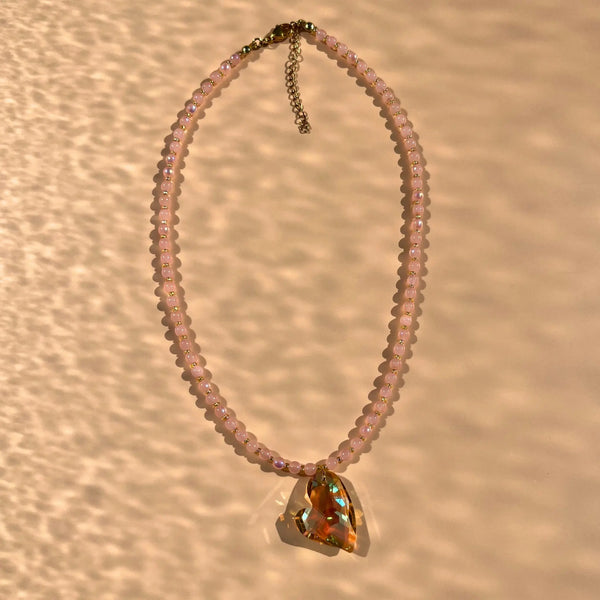 collier en perles rose et coeur jaune facetté, matière : verre et fermoir en acier inoxydable