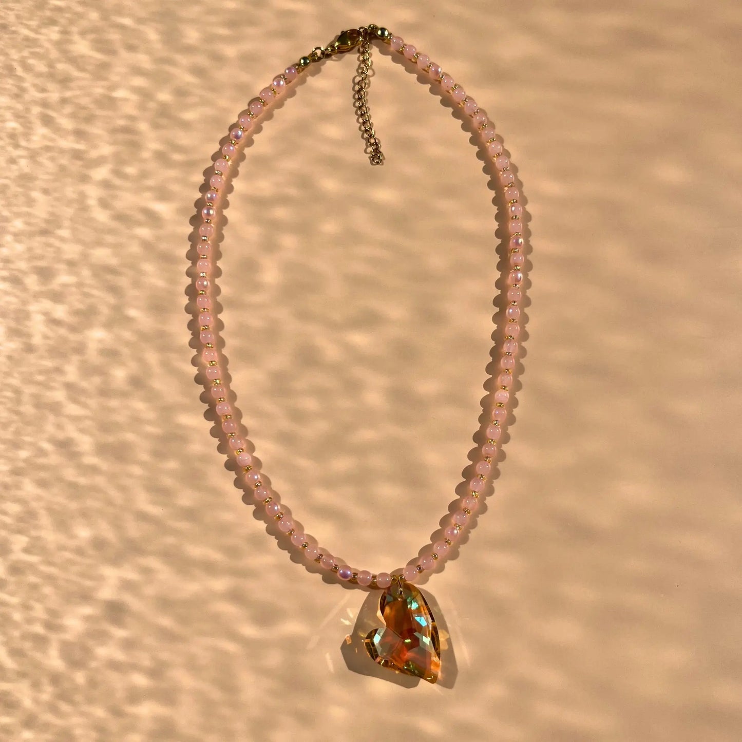 collier en perles rose et coeur jaune facetté, matière : verre et fermoir en acier inoxydable