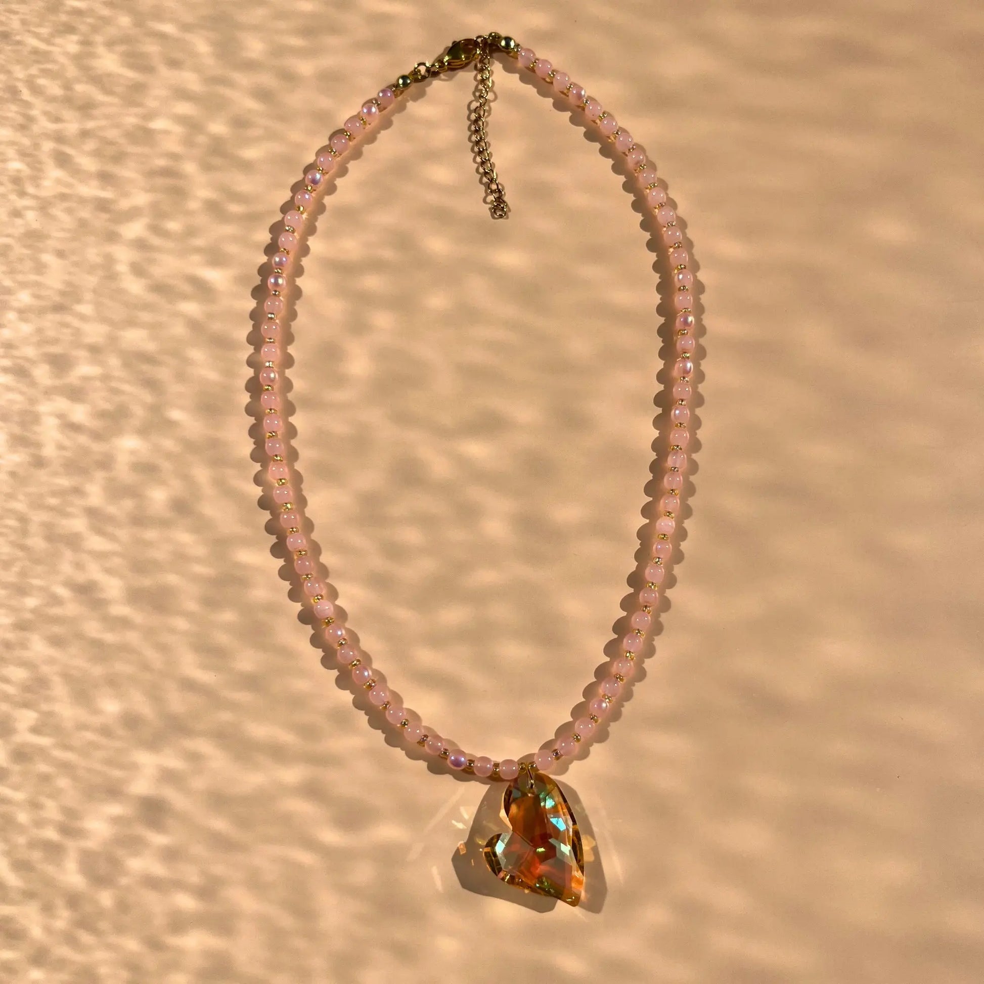 collier en perles rose et coeur jaune facetté, matière : verre et fermoir en acier inoxydable