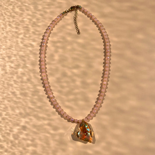 collier en perles rose et coeur jaune facetté, matière : verre et fermoir en acier inoxydable