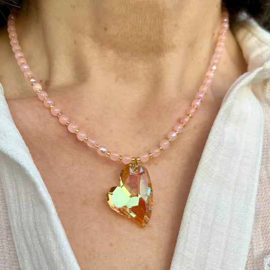 Collier en perles de verre rose pastel et perles de rocaille jaune upcyclé, coeur en verre jaune facetté