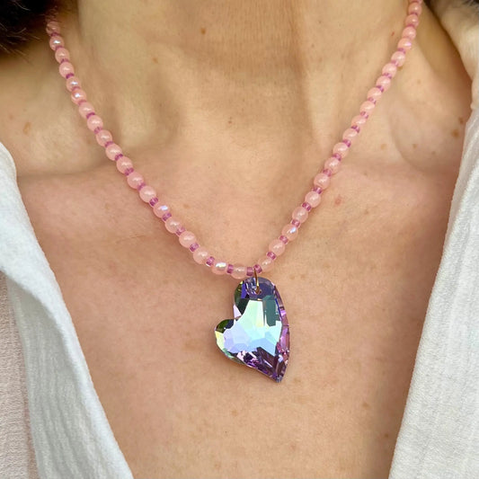 collier perles de verre roses, pendentif coeur en verre violet et perles de rocaille roses upcyclées